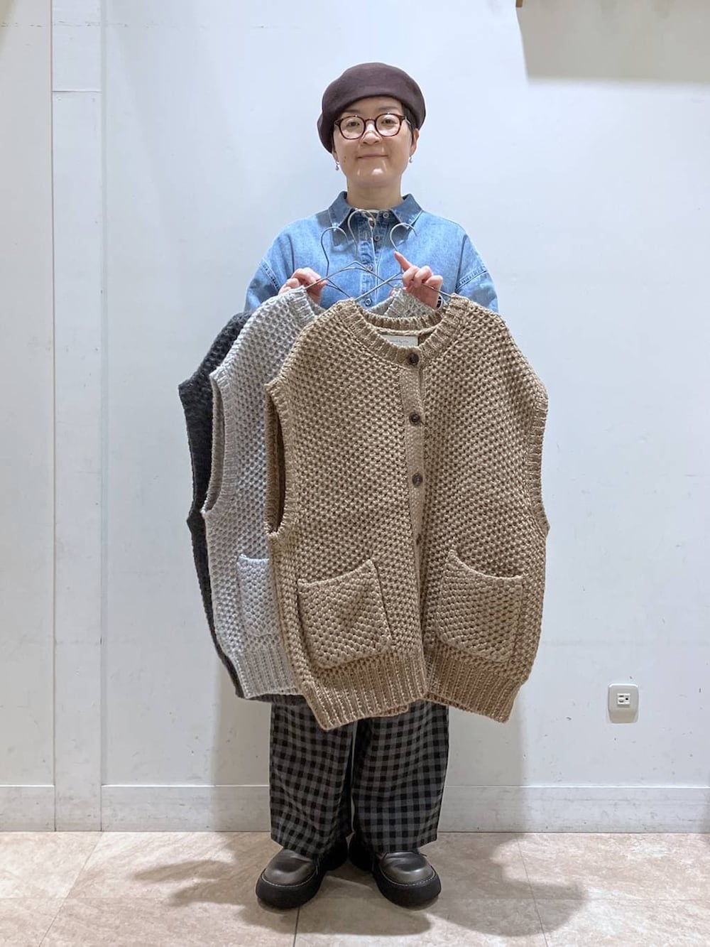 グレー系のニット/セーター、ブルー系のシャツ/ブラウス、その他のその他シューズを着用したレディースの秋コーディネートの7枚目の写真