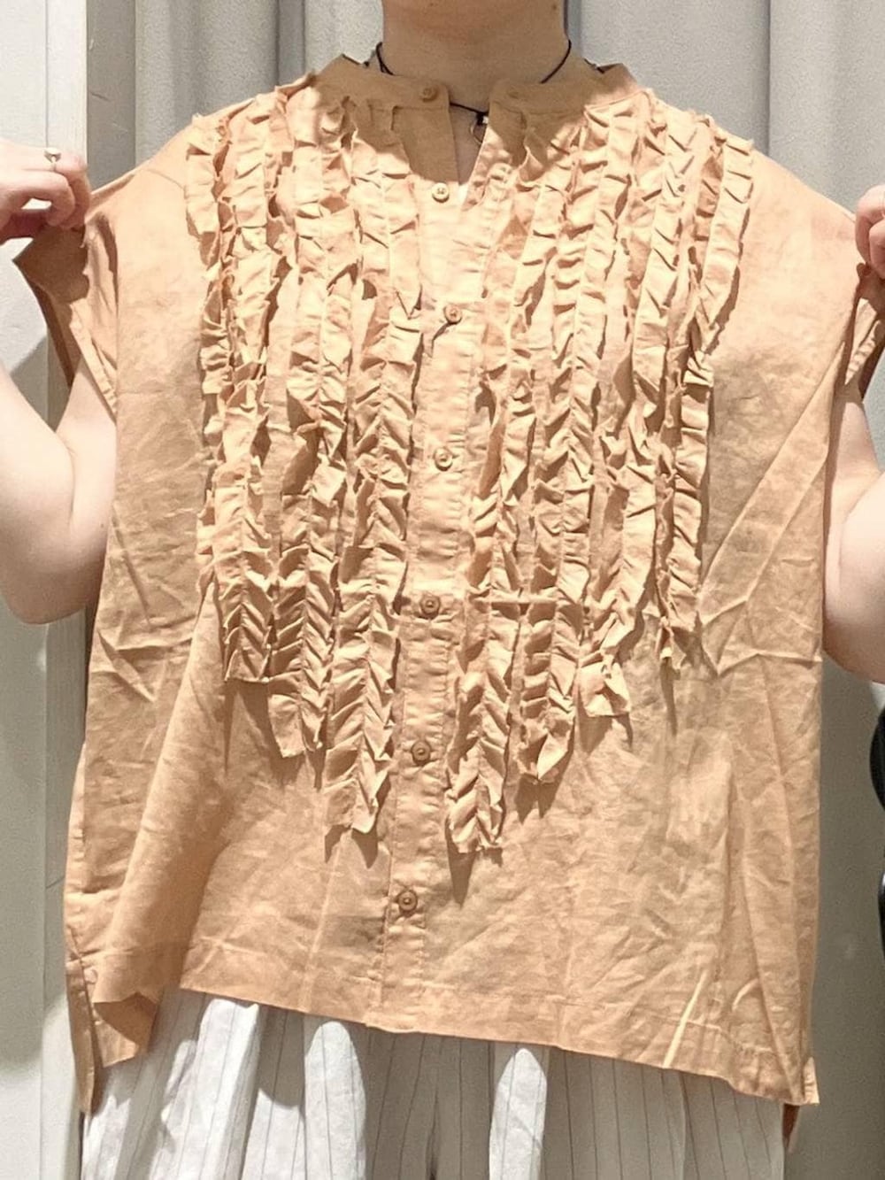 ホワイト系のサンダル、その他のその他パンツ、オレンジ系のシャツ/ブラウスを着用したレディースの夏コーディネートの4枚目の写真