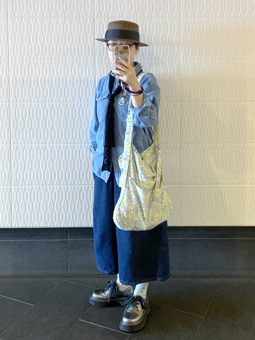 その他のその他シューズ、グリーン系のトートバッグ、ブルー系のシャツ/ブラウスを着用したレディースの春コーディネートの2枚目の写真