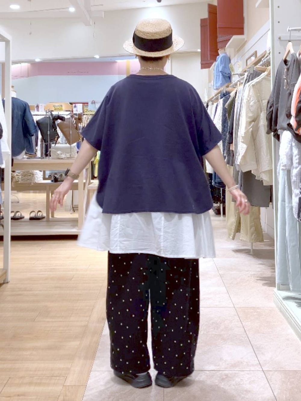 その他のその他パンツ、ブルー系のTシャツ/カットソー、ホワイト系のシャツ/ブラウスを着用したレディースの春コーディネートの4枚目の写真