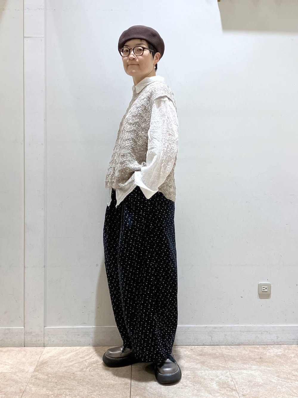 ブルー系のその他パンツ、ホワイト系のシャツ/ブラウス、ベージュ系のベストを着用したレディースの秋コーディネートの7枚目の写真