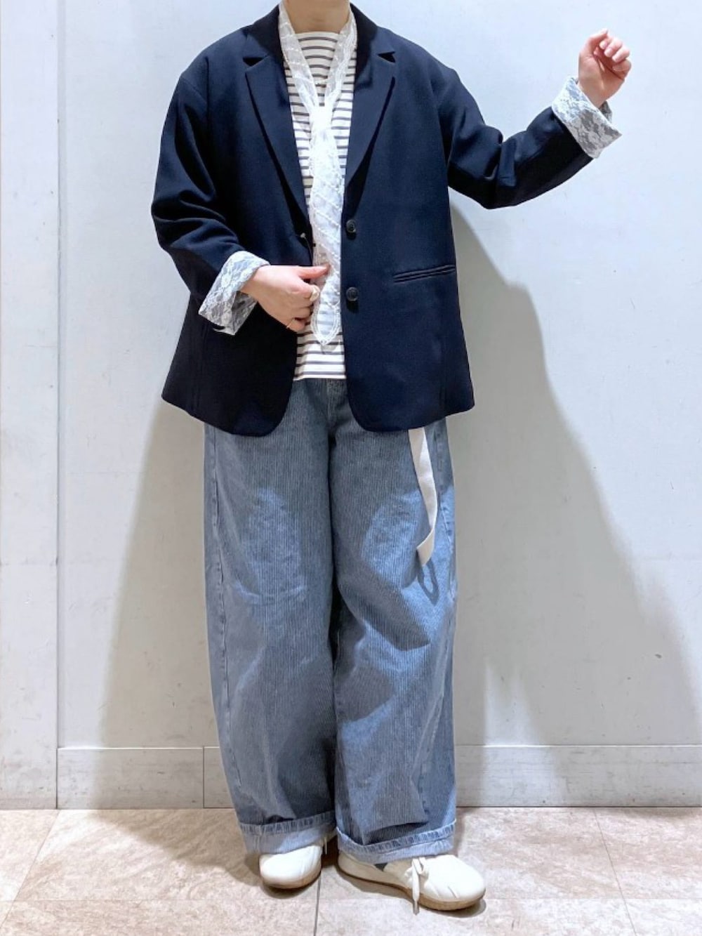 ブルー系のテーラードジャケット、ブルー系のデニムパンツ、その他のTシャツ/カットソーを着用したレディースの冬コーディネートの3枚目の写真