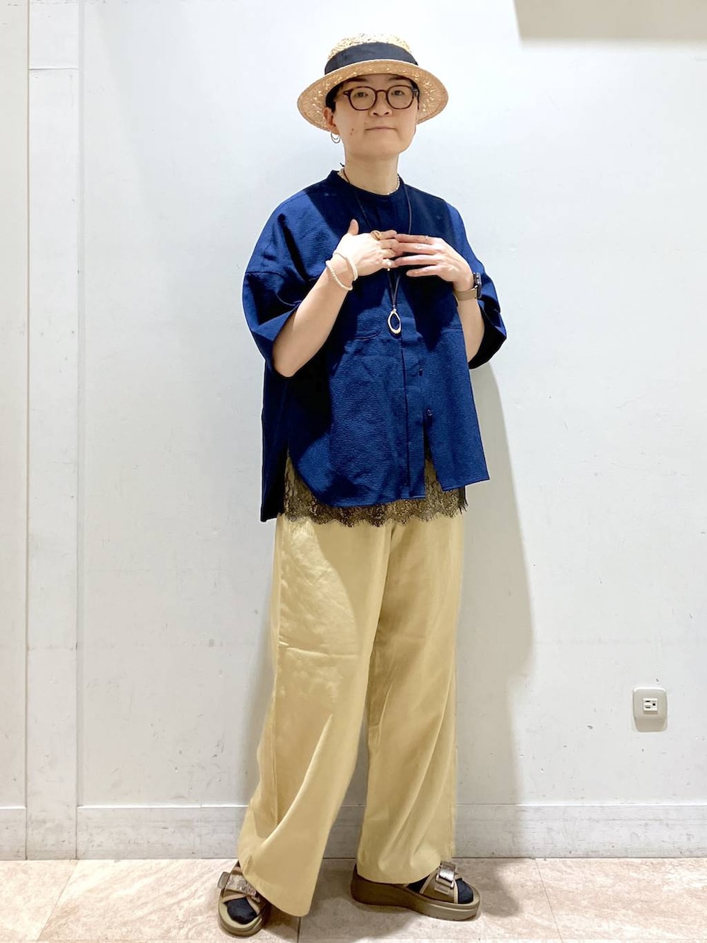 その他のサンダル、ベージュ系のその他パンツ、ブルー系のシャツ/ブラウスを着用したレディースの夏コーディネートの2枚目の写真