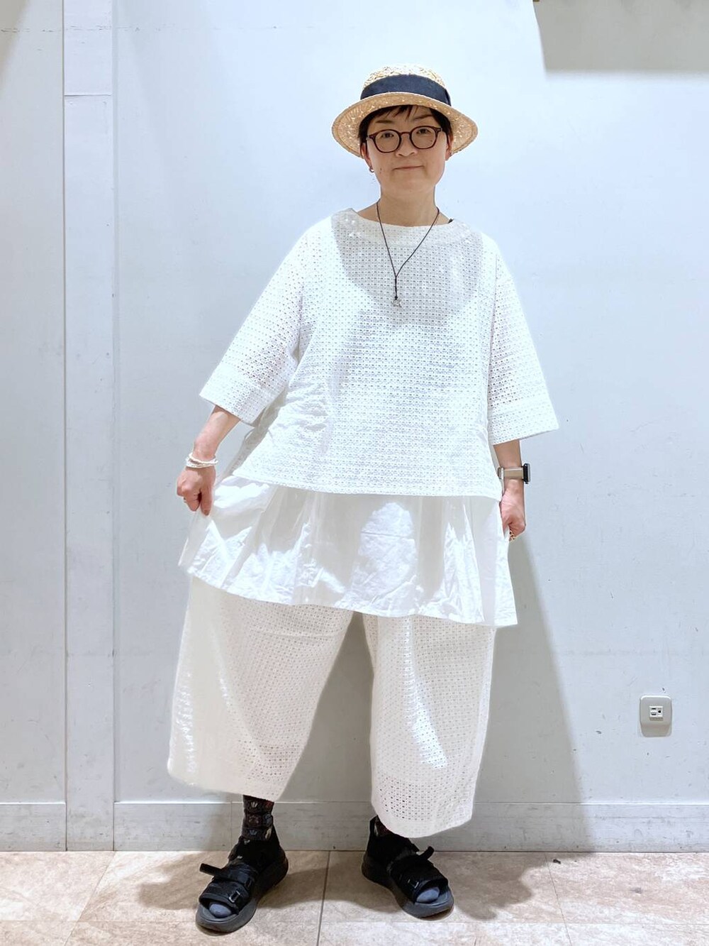 ブラック系のタンクトップ、ホワイト系のその他パンツ、その他のイヤリングを着用したレディースの春コーディネートの10枚目の写真