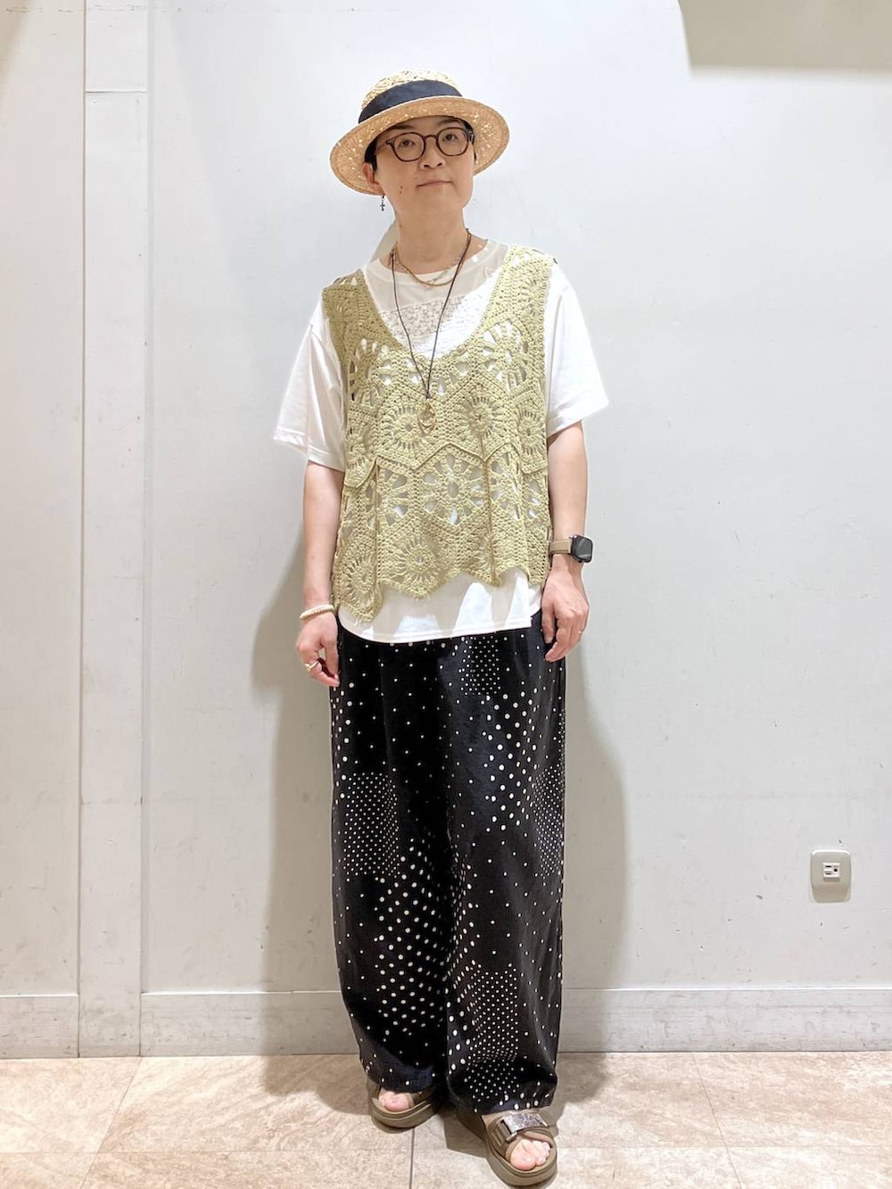 その他のサンダル、ブラック系のその他パンツ、ホワイト系のTシャツ/カットソーを着用したレディースの夏コーディネートの6枚目の写真