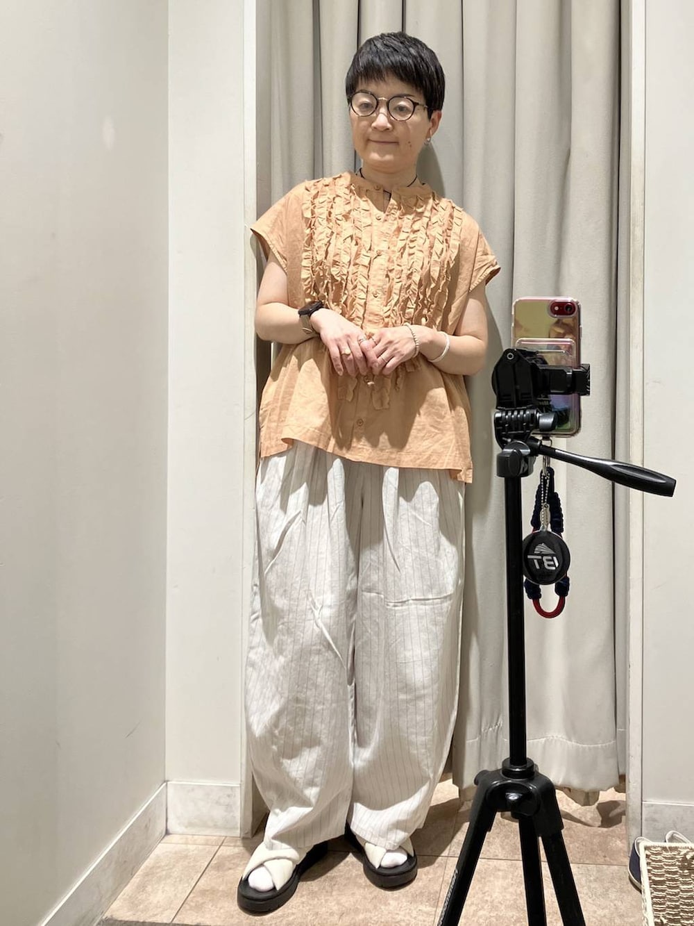 ホワイト系のサンダル、その他のその他パンツ、オレンジ系のシャツ/ブラウスを着用したレディースの夏コーディネートの8枚目の写真