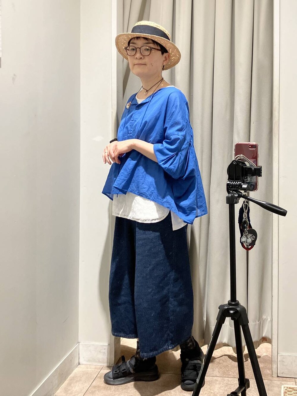 ブルー系のその他パンツ、グレー系のタンクトップ、グリーン系のトートバッグを着用したレディースの春コーディネートの4枚目の写真