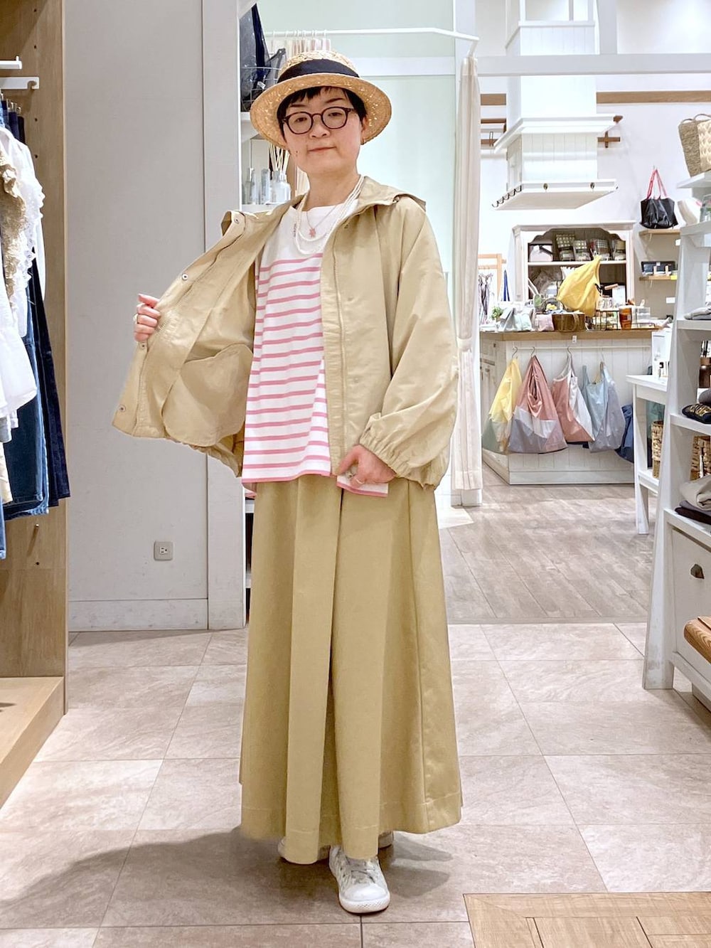 ベージュ系のマウンテンパーカー、その他のTシャツ/カットソー、その他のイヤリングを着用したレディースの春コーディネートの3枚目の写真