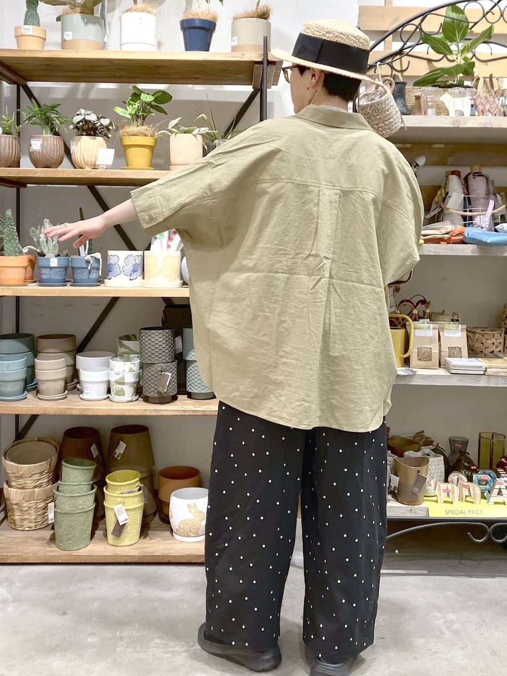 ベージュ系のシャツ/ブラウス、グレー系のタンクトップ、その他のその他パンツを着用したレディースの春コーディネートの5枚目の写真