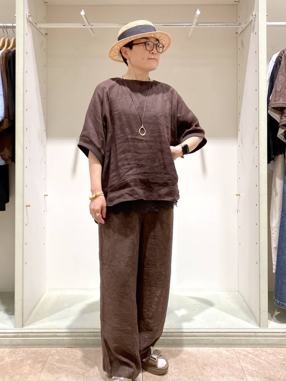 その他のサンダル、ブラウン系のシャツ/ブラウス、ブラウン系のその他パンツを着用したレディースの夏コーディネートの5枚目の写真
