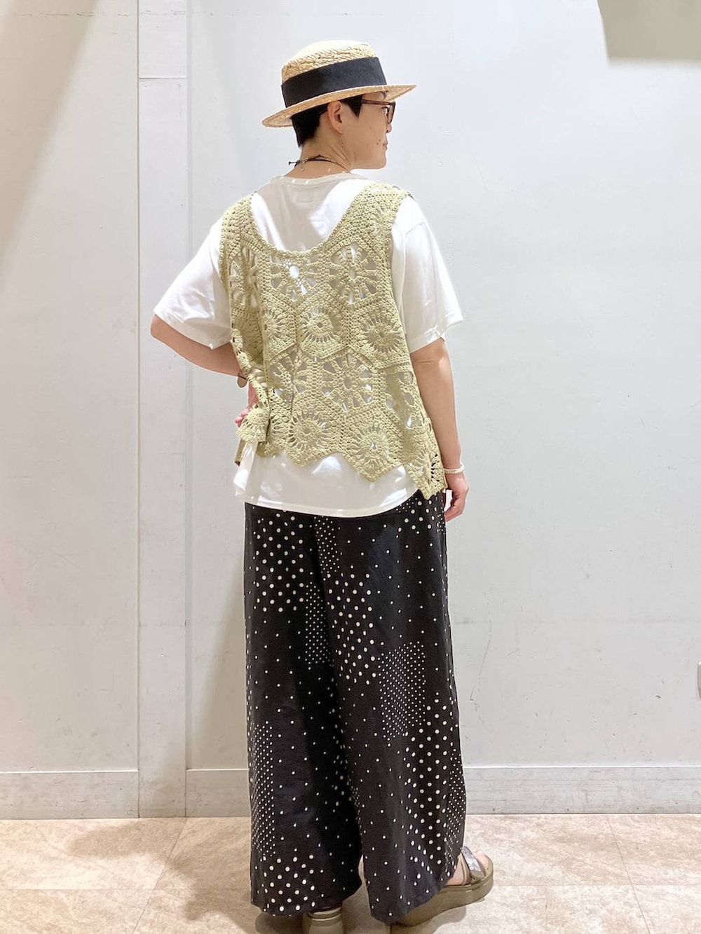 その他のサンダル、ブラック系のその他パンツ、ホワイト系のTシャツ/カットソーを着用したレディースの夏コーディネートの5枚目の写真
