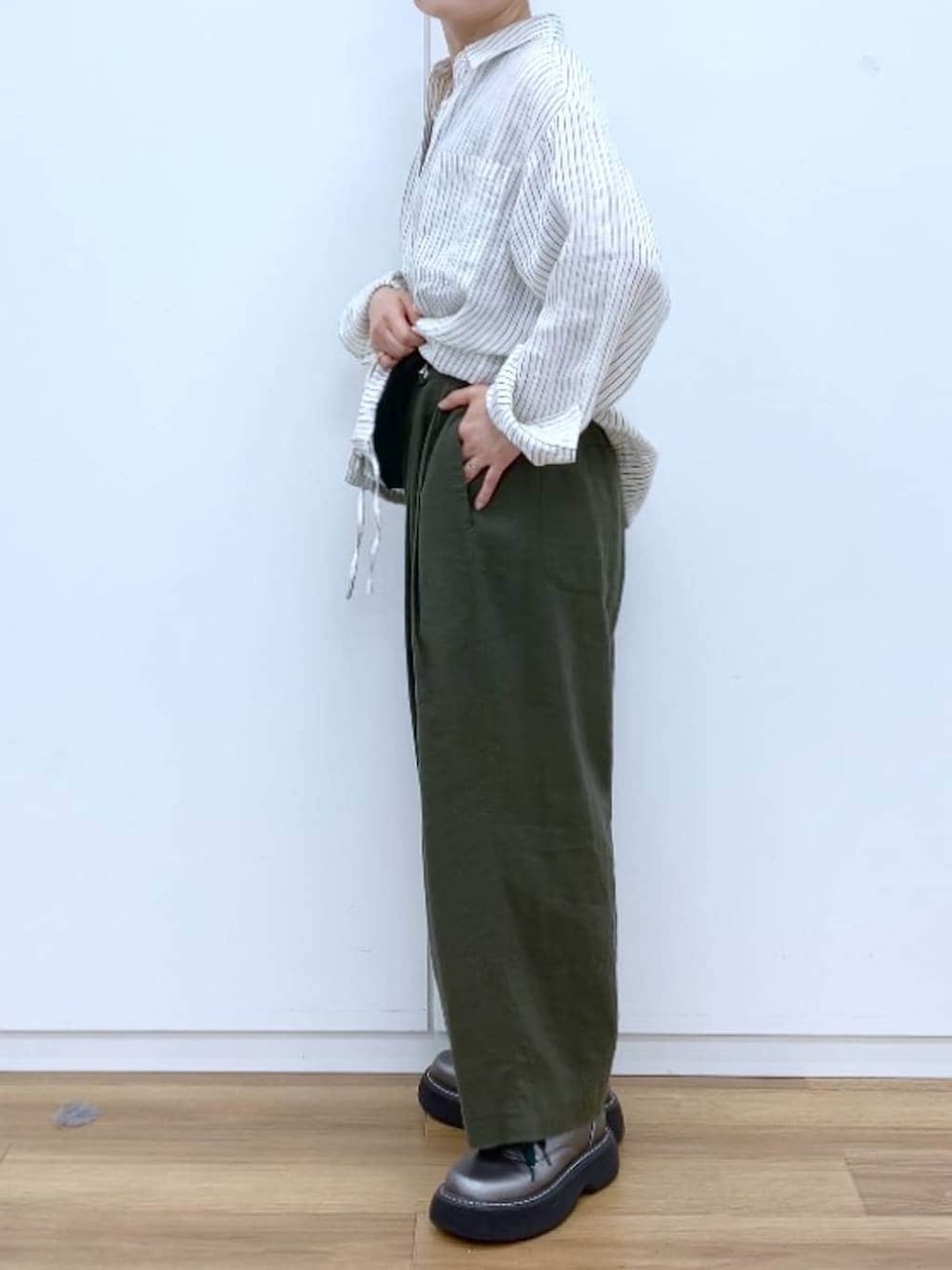 その他のその他シューズ、ブラック系のタンクトップ、グリーン系のその他パンツを着用したレディースの春コーディネートの5枚目の写真