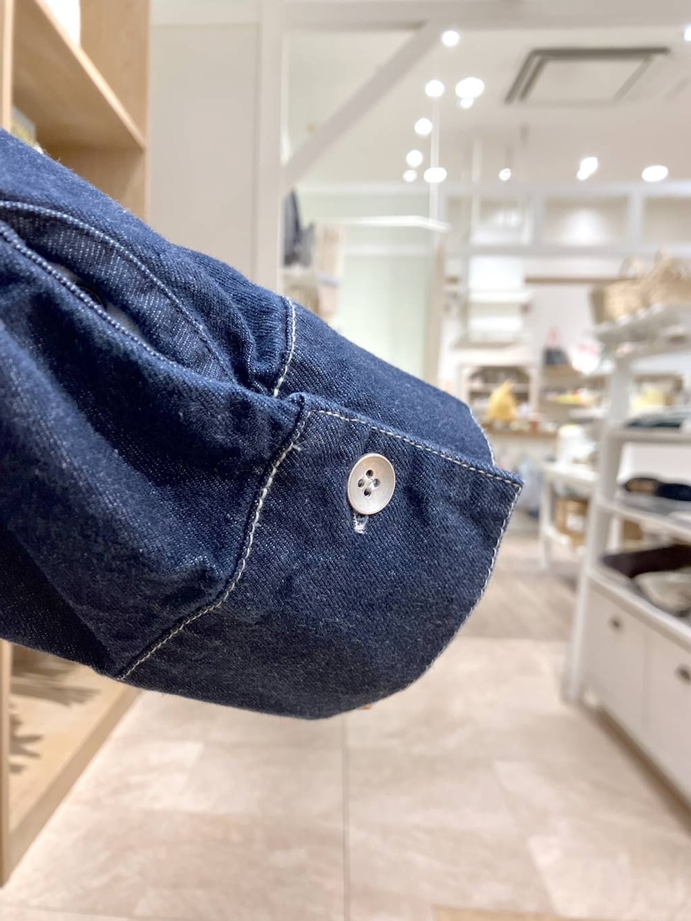 その他のその他シューズ、ブルー系のその他パンツ、ブルー系のシャツ/ブラウスを着用したレディースの春コーディネートの6枚目の写真