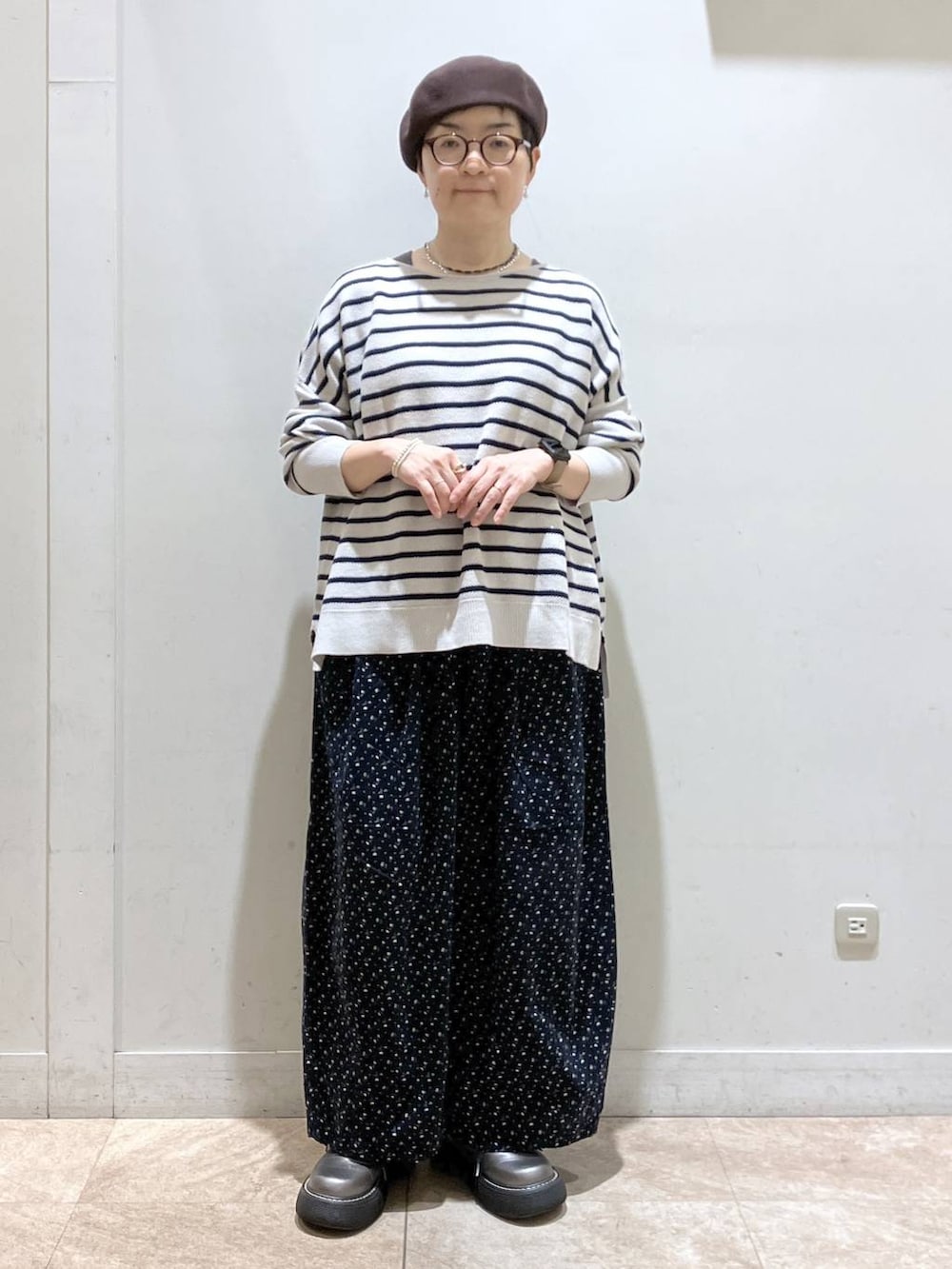 ブルー系のその他パンツ、グレー系のニット/セーター、その他のその他シューズを着用したレディースの秋コーディネートの2枚目の写真