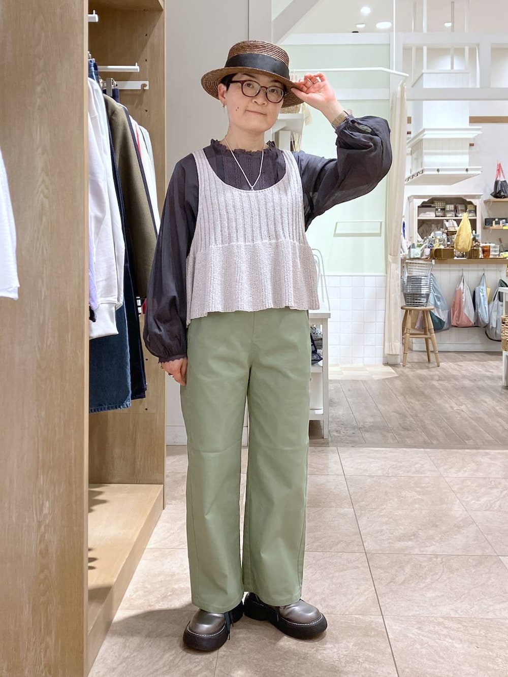 その他のその他シューズ、グリーン系のその他パンツ、その他のシャツ/ブラウスを着用したレディースの春コーディネートの4枚目の写真