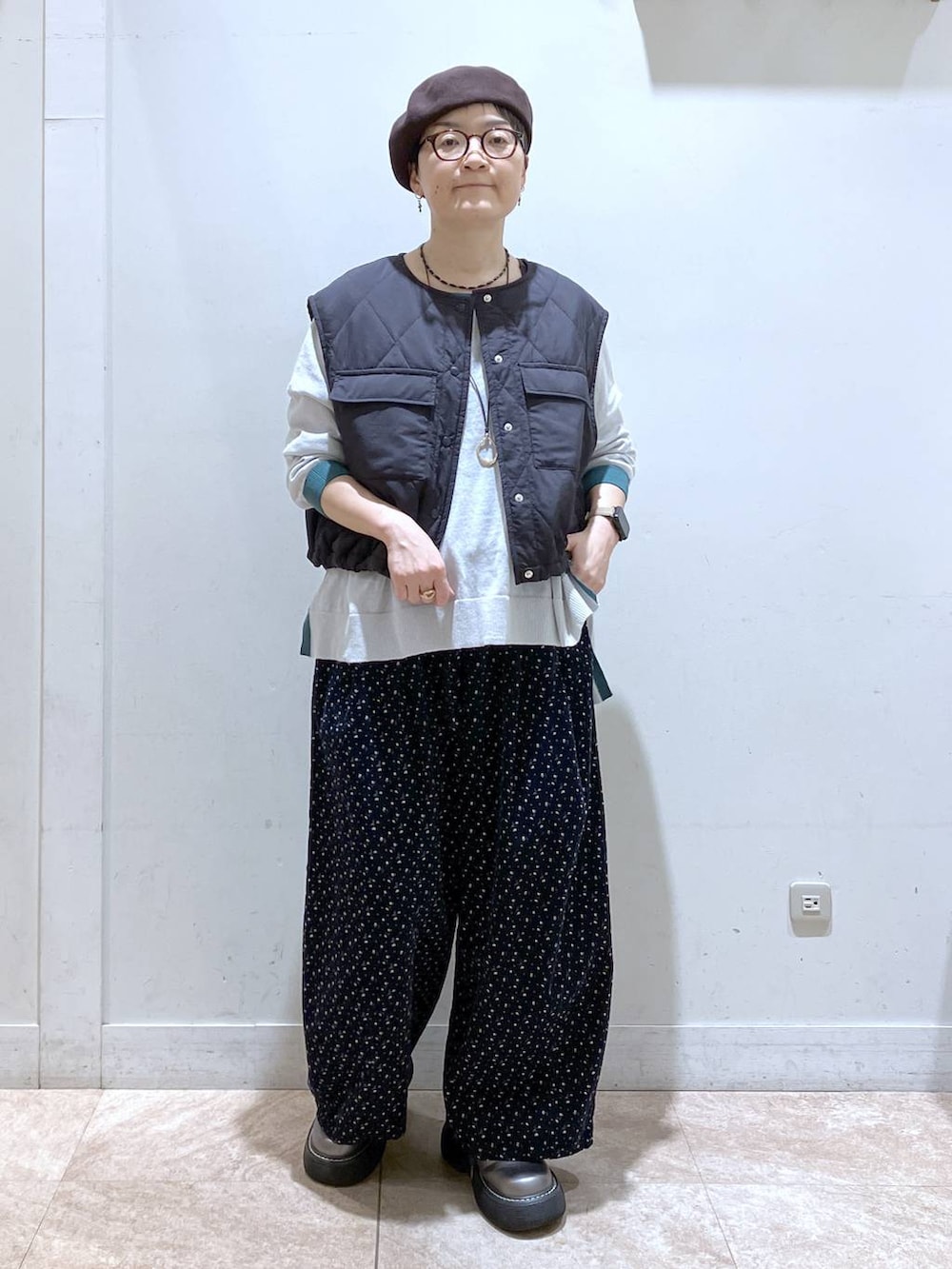 ブルー系のその他パンツ、その他のベスト、その他のその他シューズを着用したレディースの秋コーディネートの2枚目の写真