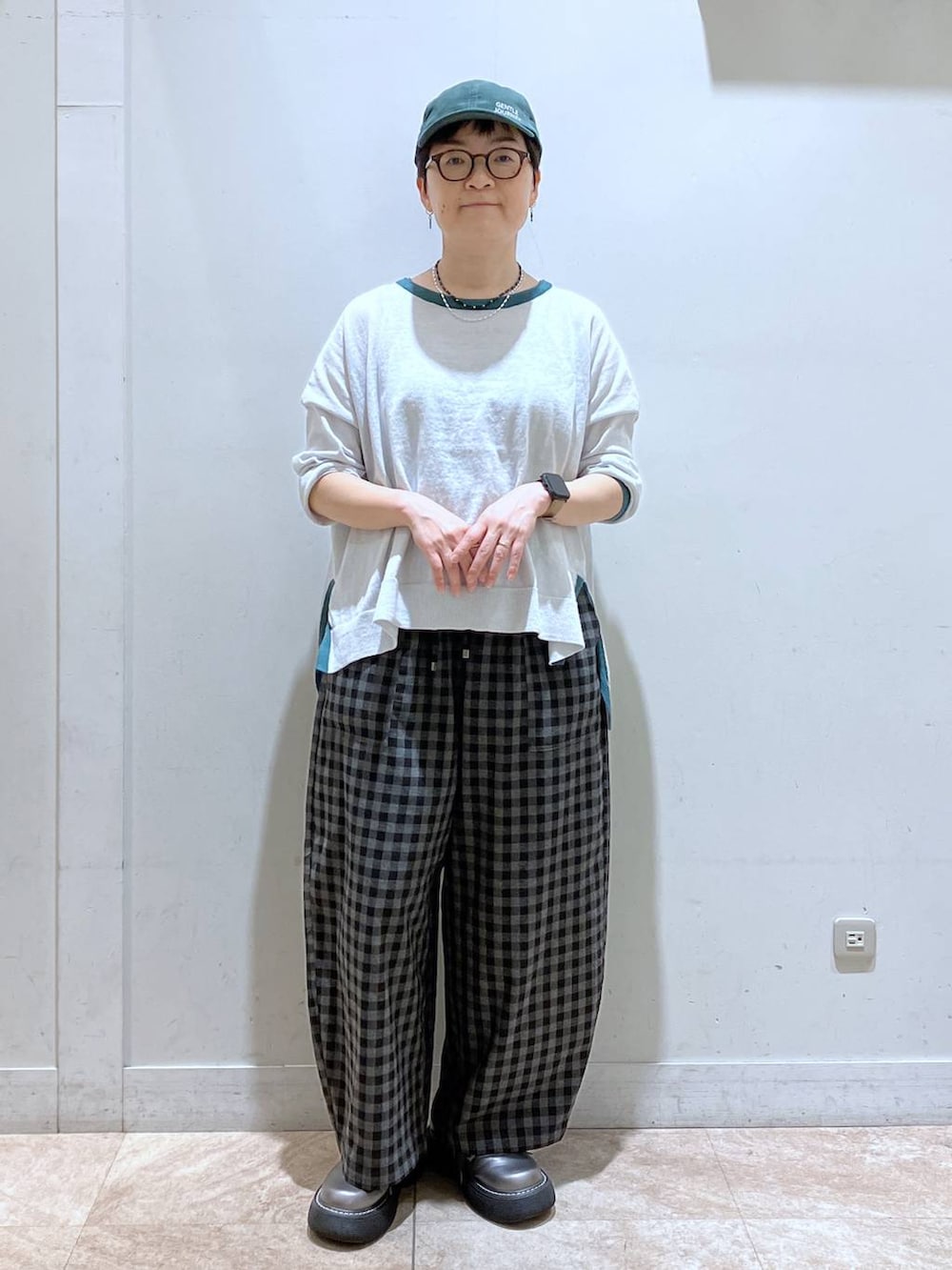 その他のその他シューズ、グレー系のニット/セーター、グレー系のその他パンツを着用したレディースの秋コーディネートの4枚目の写真
