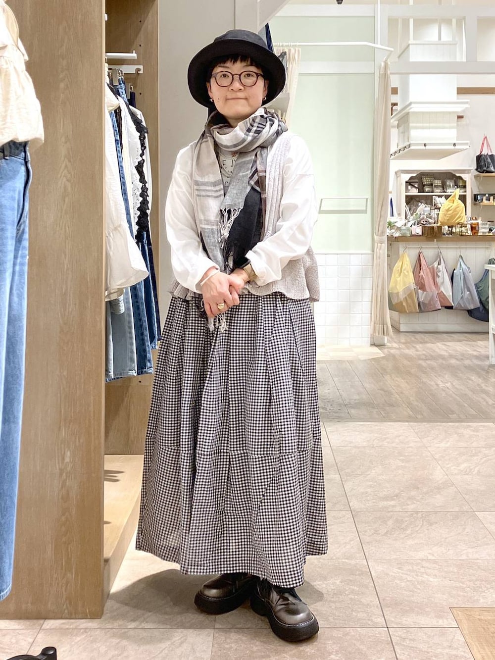 その他のその他シューズ、その他のTシャツ/カットソー、ブラック系のスカートを着用したレディースの春コーディネートの6枚目の写真