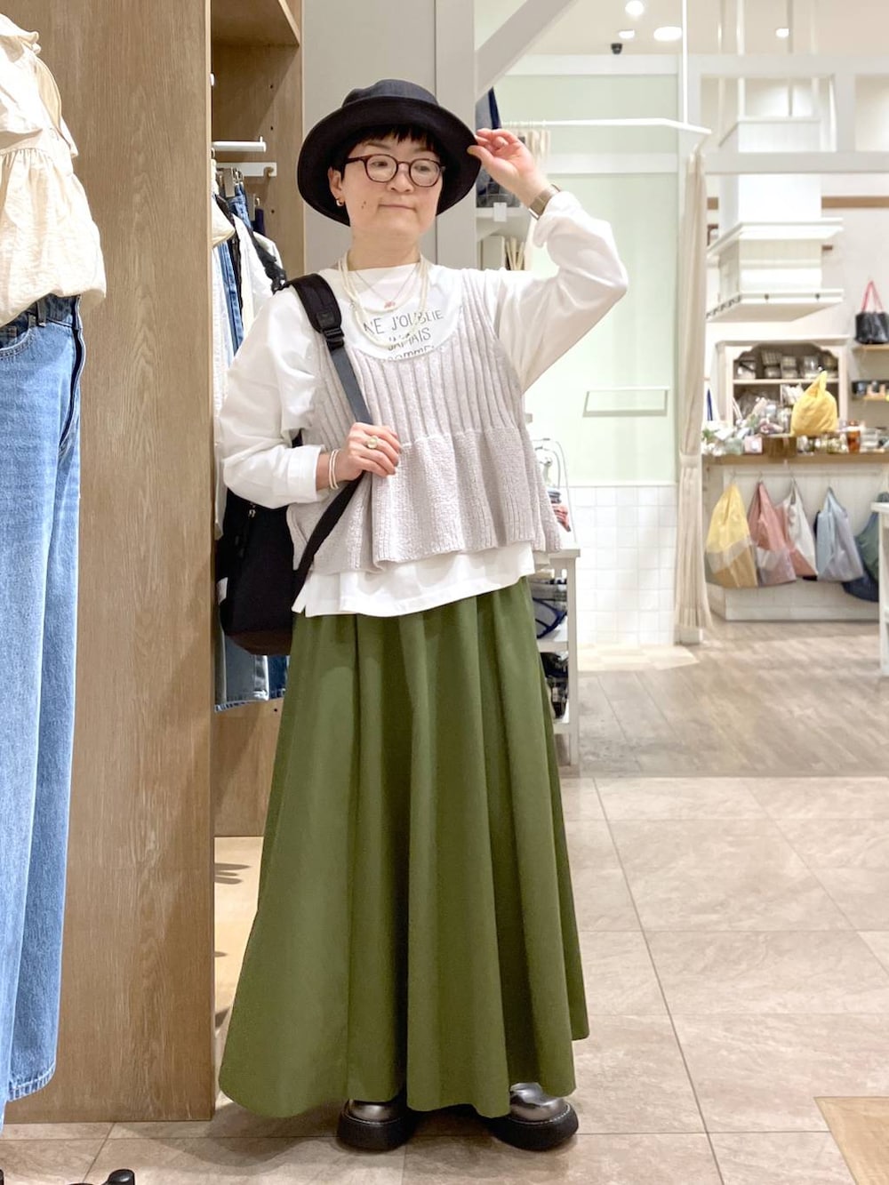 その他のその他シューズ、その他のTシャツ/カットソー、グレー系のベストを着用したレディースの春コーディネートの2枚目の写真