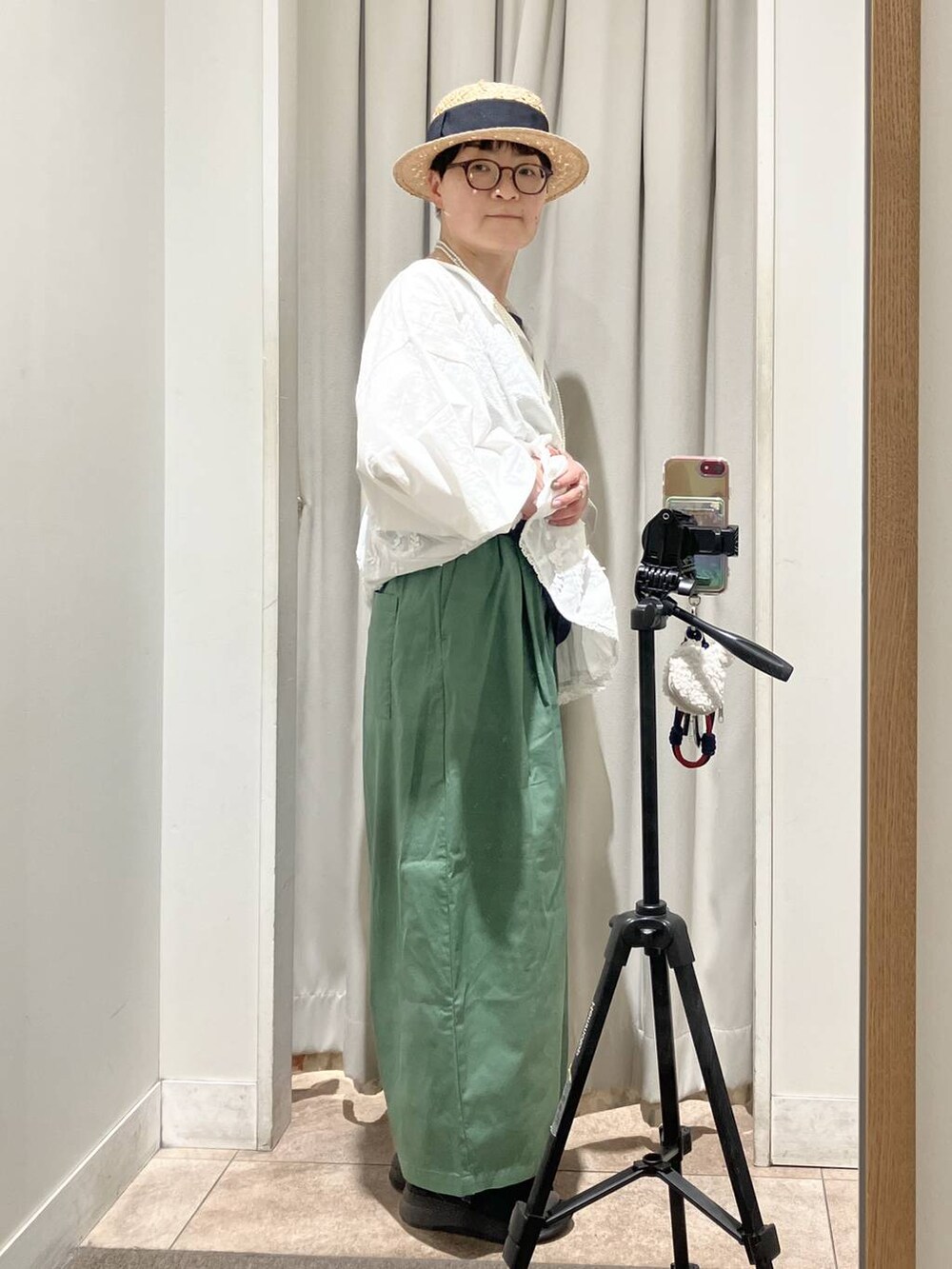 ホワイト系のシャツ/ブラウス、その他のタンクトップ、ホワイト系のネックレスを着用したレディースの春コーディネートの3枚目の写真