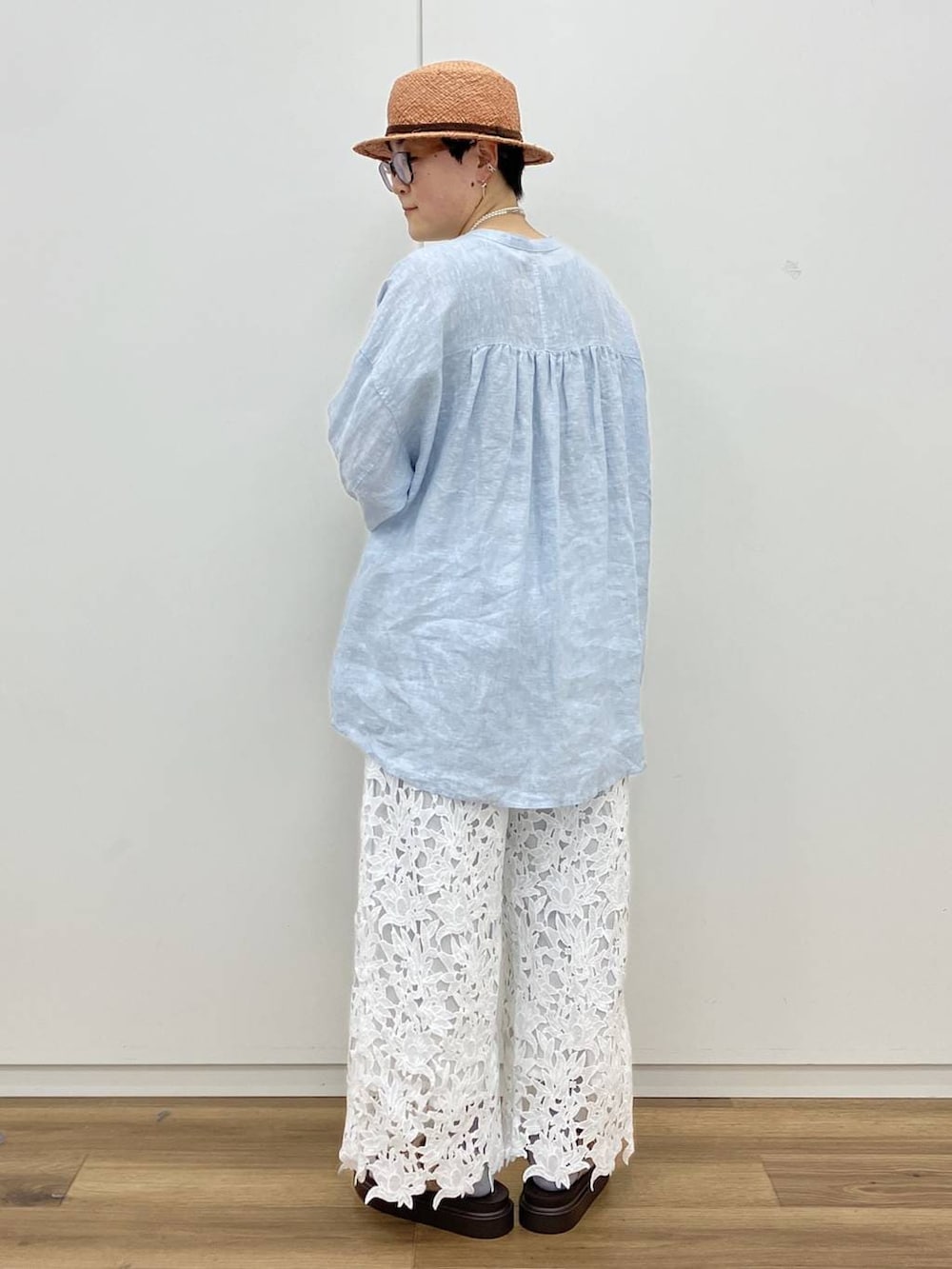 ブラック系のタンクトップ、ベージュ系のサンダル、ホワイト系のネックレスを着用したレディースの春コーディネートの4枚目の写真