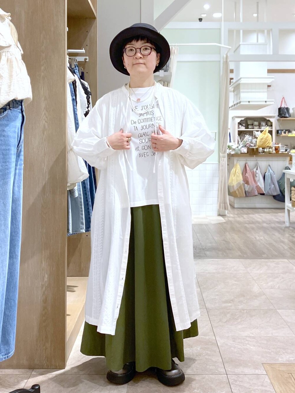その他のその他シューズ、その他のTシャツ/カットソー、その他のイヤリングを着用したレディースの春コーディネートの6枚目の写真