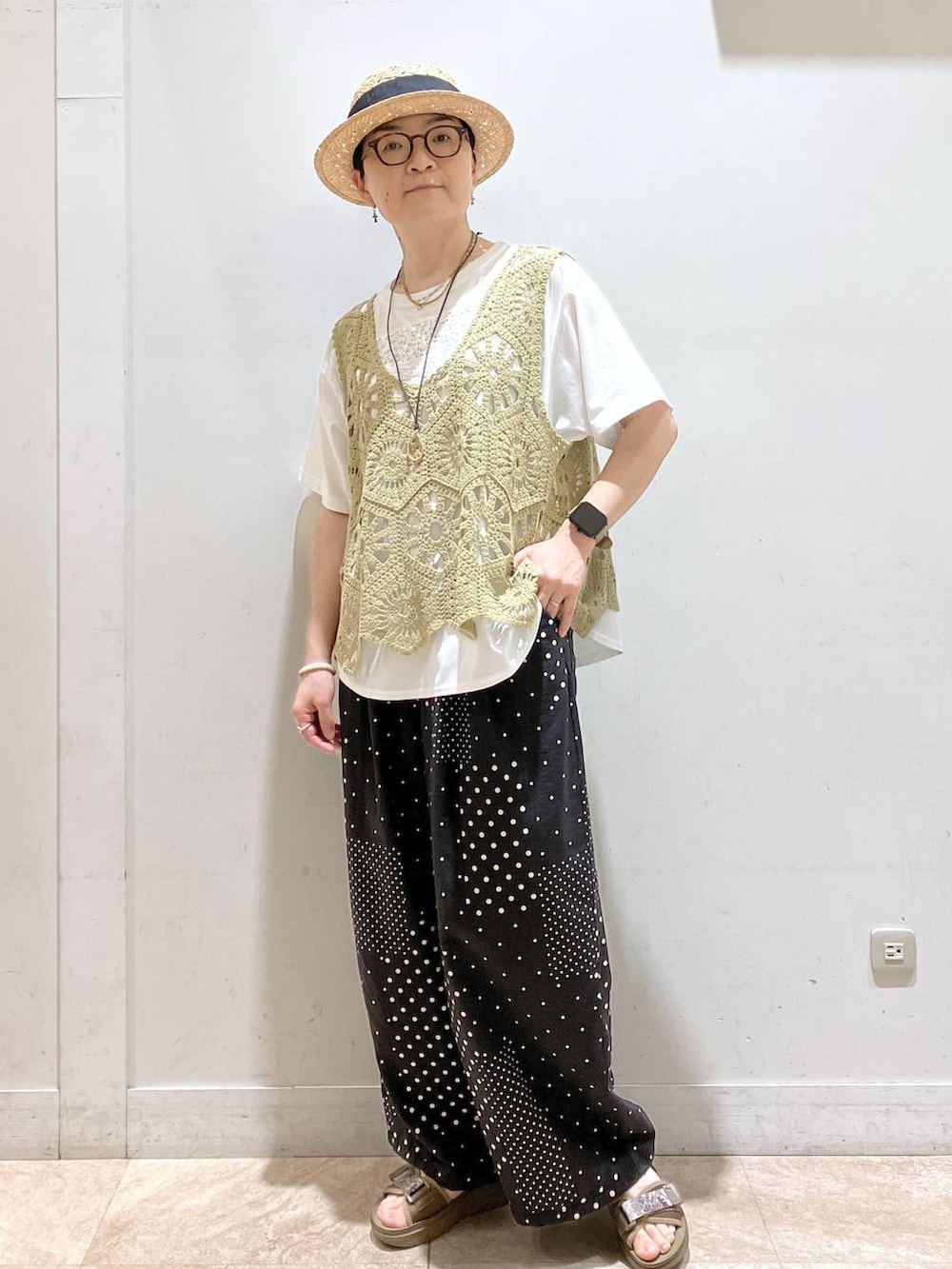 その他のサンダル、ブラック系のその他パンツ、ホワイト系のTシャツ/カットソーを着用したレディースの夏コーディネートの3枚目の写真