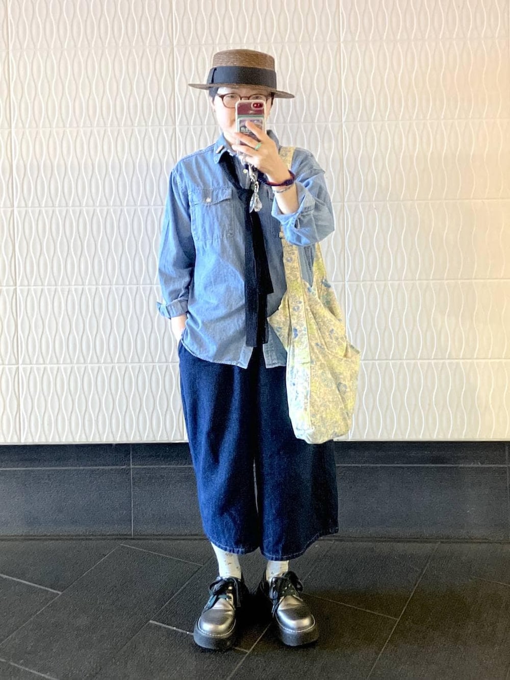 その他のその他シューズ、グリーン系のトートバッグ、ブルー系のシャツ/ブラウスを着用したレディースの春コーディネートの4枚目の写真