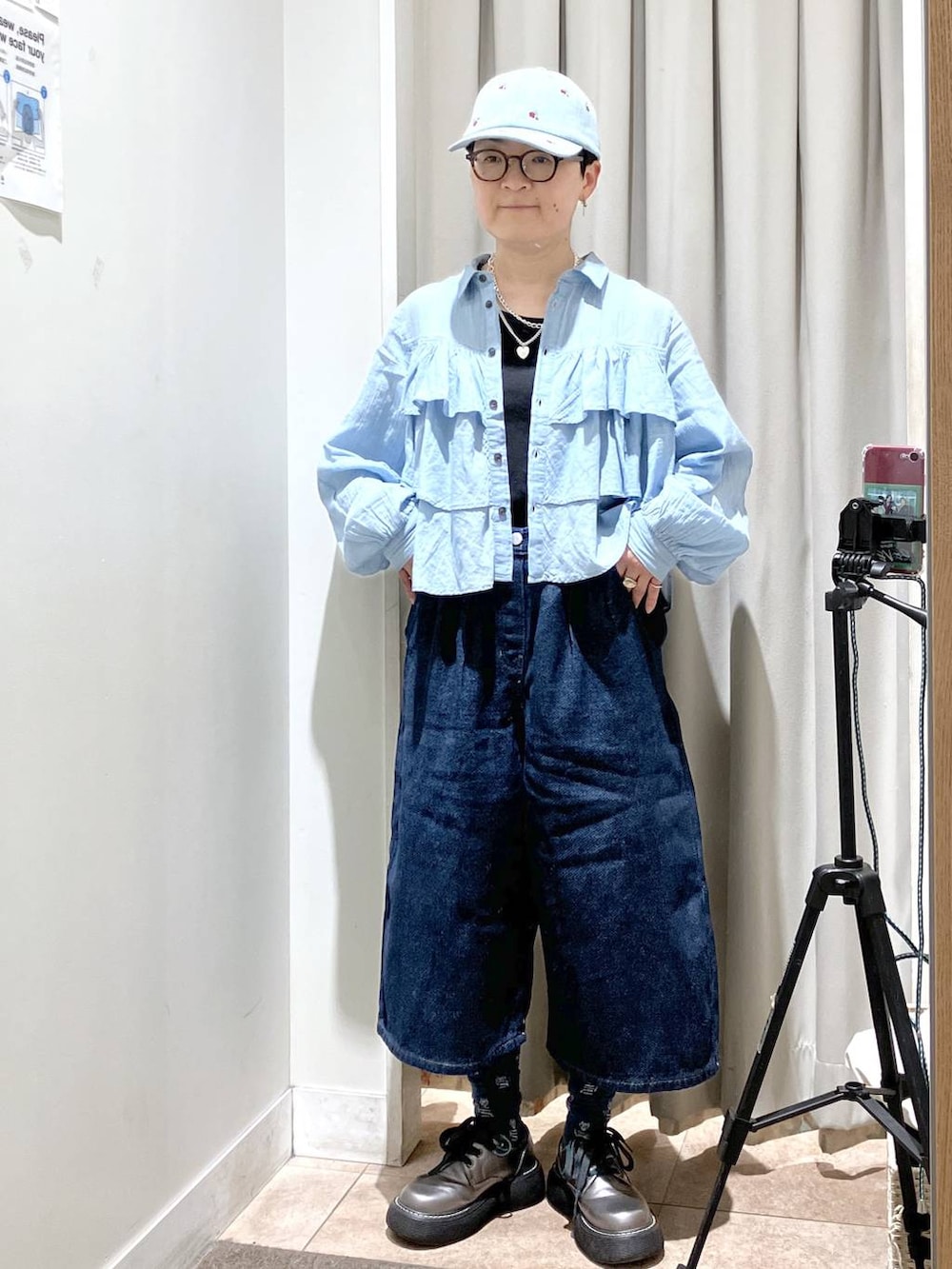 その他のその他シューズ、ブラック系のタンクトップ、ブルー系のその他パンツを着用したレディースの春コーディネートの4枚目の写真