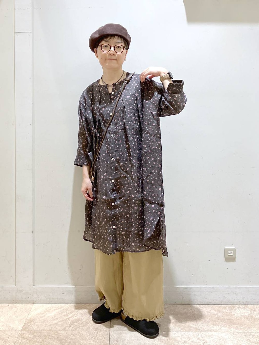 ベージュ系のその他パンツ、ブラウン系のワンピース、その他のネックレスを着用したレディースの夏コーディネートの5枚目の写真