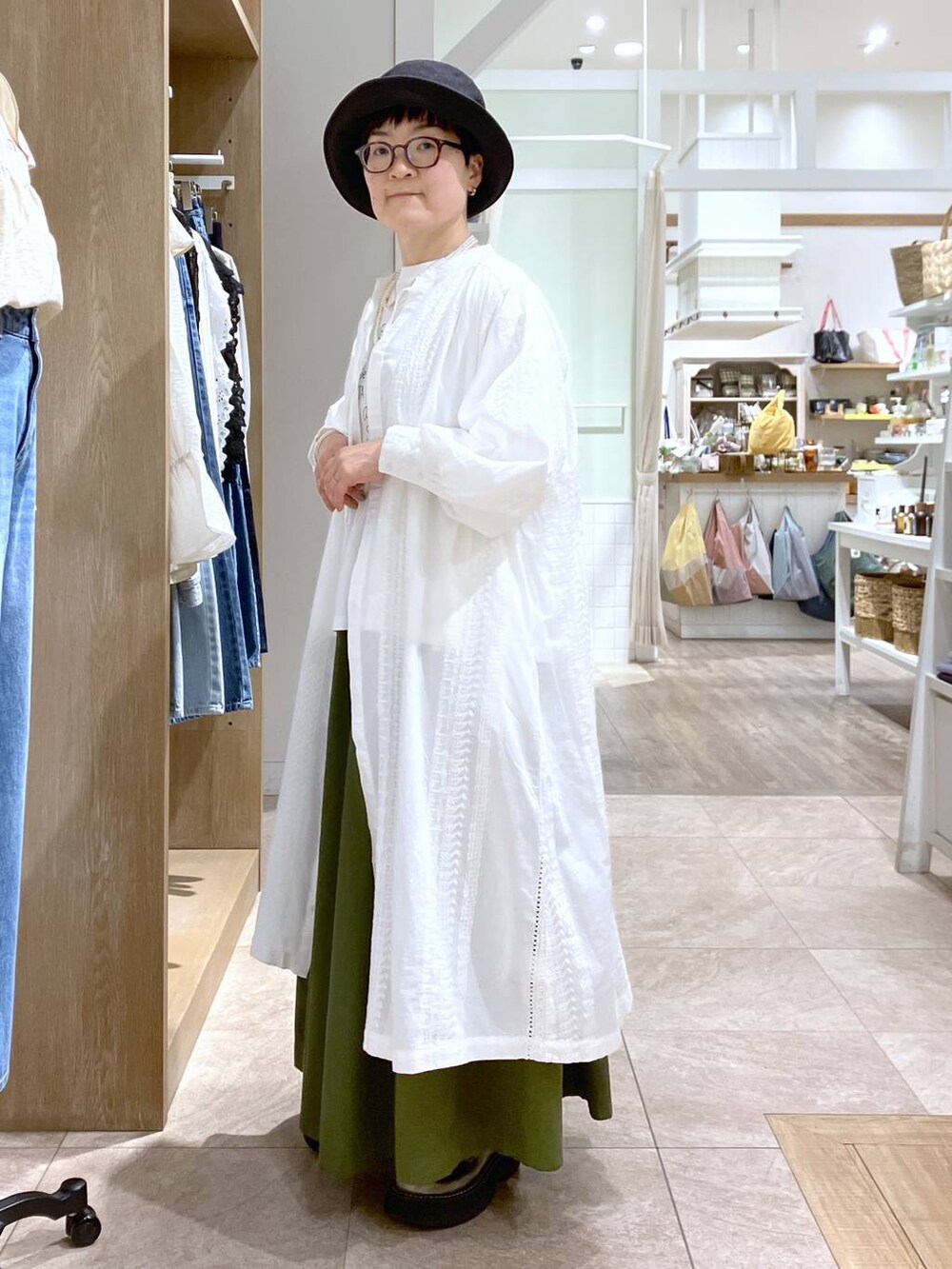 その他のその他シューズ、その他のTシャツ/カットソー、その他のイヤリングを着用したレディースの春コーディネートの3枚目の写真