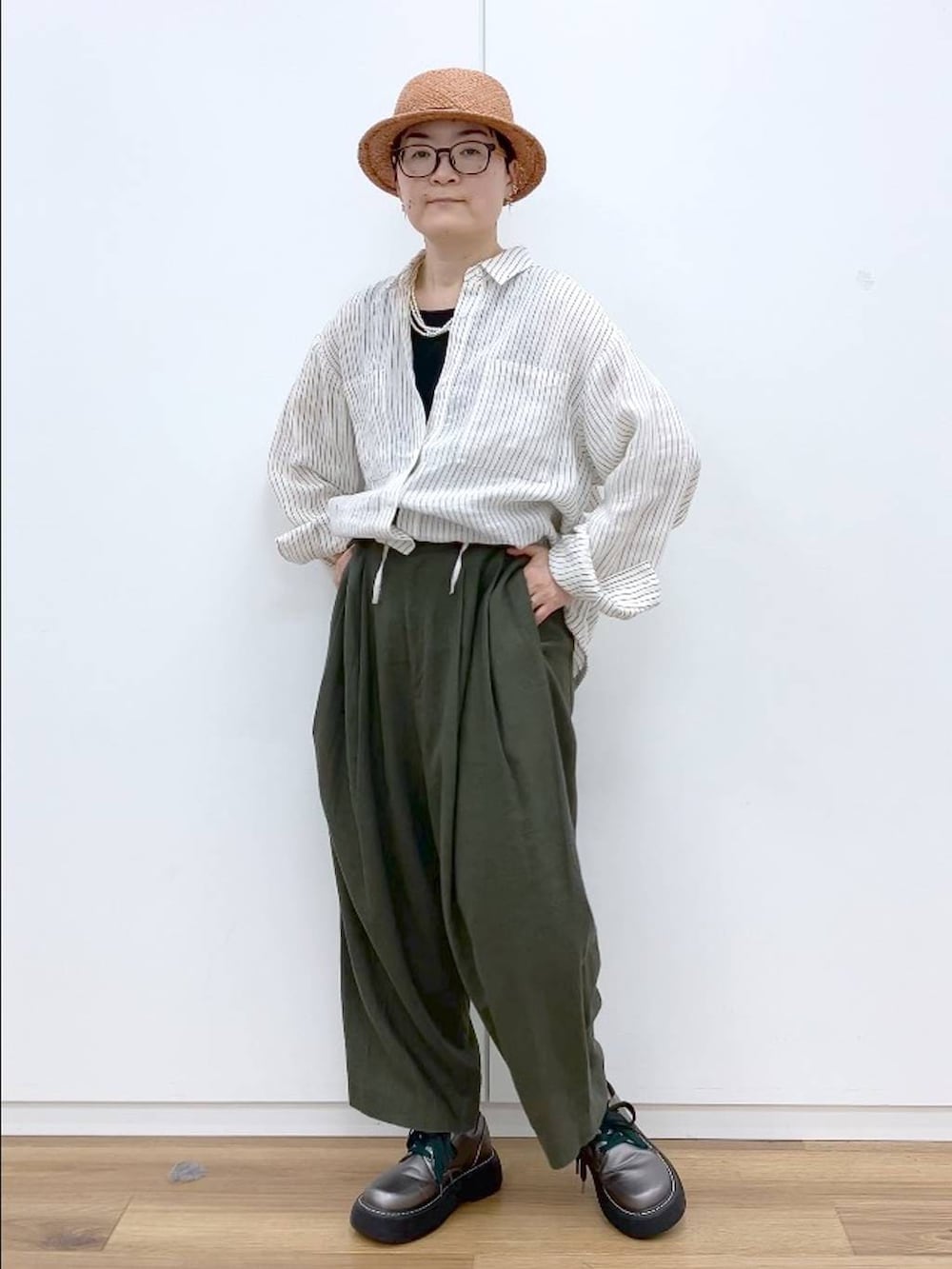 その他のその他シューズ、ブラック系のタンクトップ、グリーン系のその他パンツを着用したレディースの春コーディネートの3枚目の写真