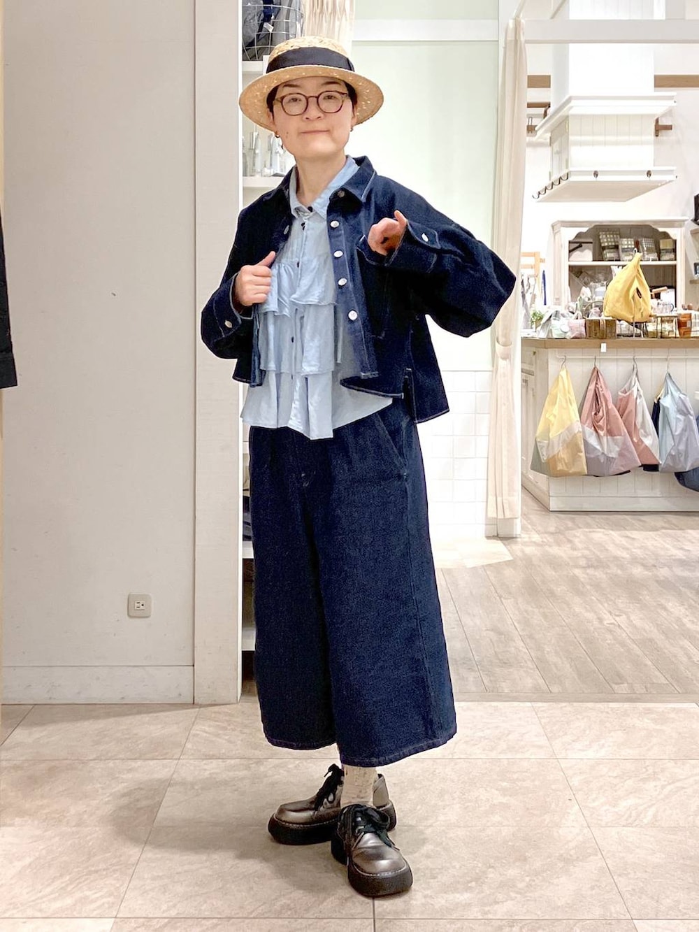 その他のその他シューズ、ブルー系のその他パンツ、ブルー系のシャツ/ブラウスを着用したレディースの春コーディネートの5枚目の写真