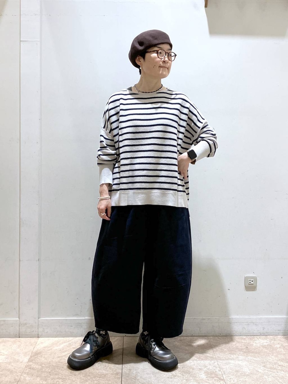 グレー系のニット/セーター、その他のその他シューズ、その他のタンクトップを着用したレディースの秋コーディネートの2枚目の写真