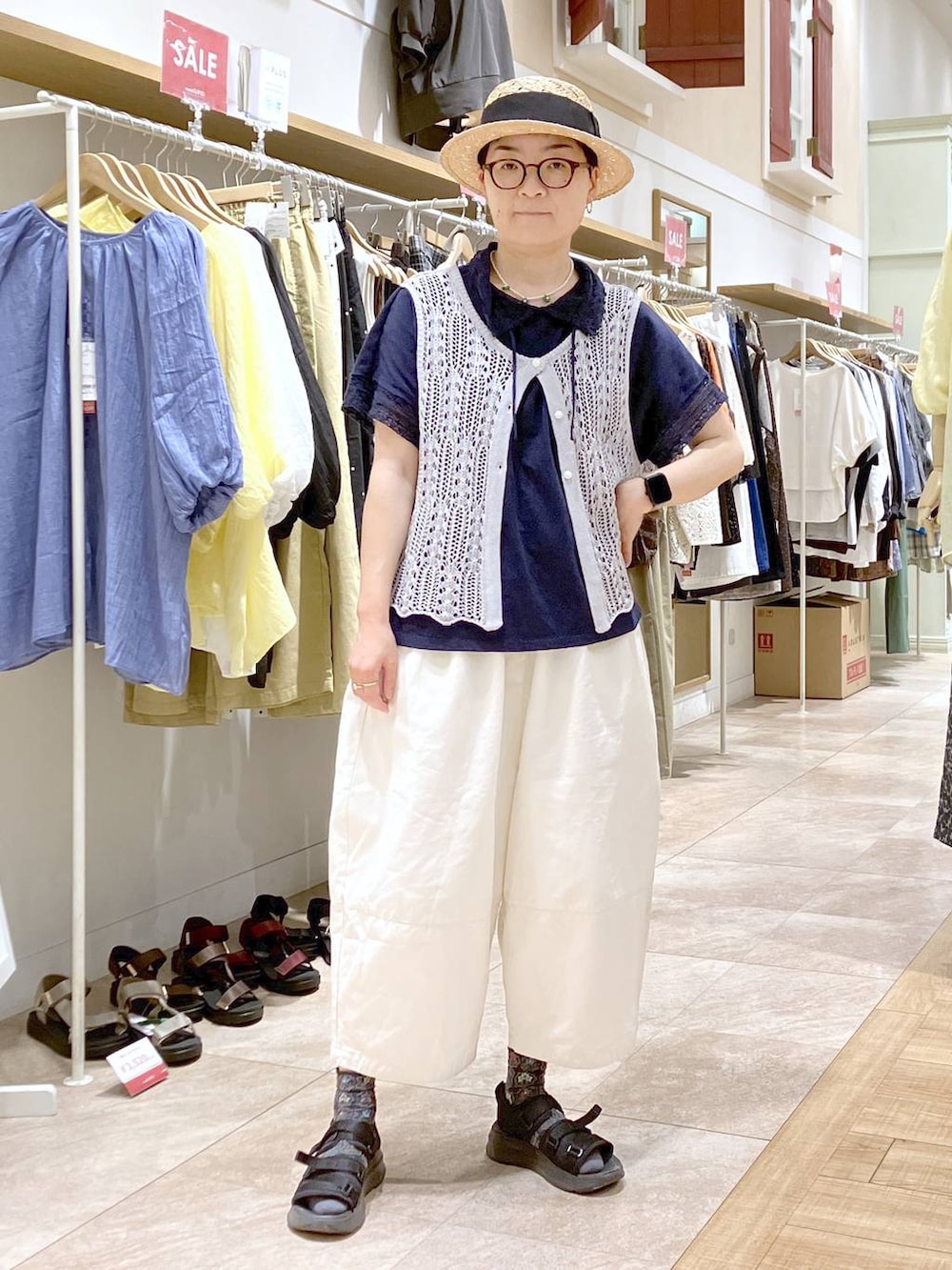 ブルー系のTシャツ/カットソー、グレー系のベスト、ホワイト系のその他パンツを着用したレディースの夏コーディネートの2枚目の写真