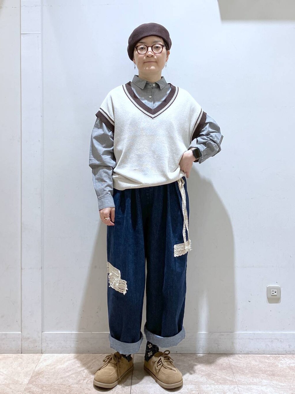ベージュ系のニット/セーター、ブルー系のデニムパンツ、イエロー系のモカシン/デッキシューズを着用したレディースの秋コーディネートの3枚目の写真