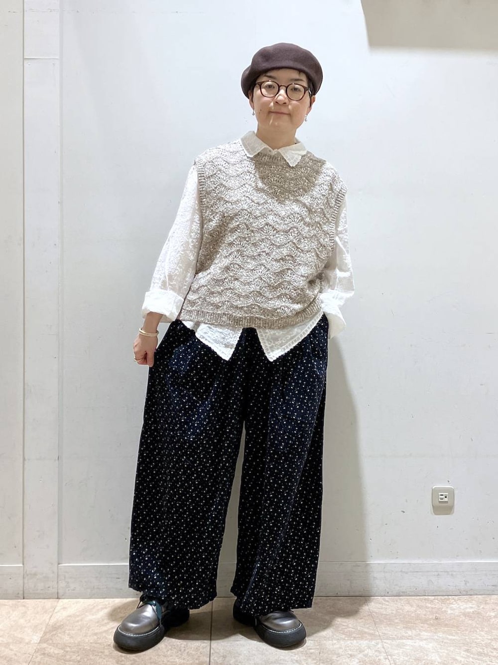 ブルー系のその他パンツ、ホワイト系のシャツ/ブラウス、ベージュ系のベストを着用したレディースの秋コーディネートの5枚目の写真