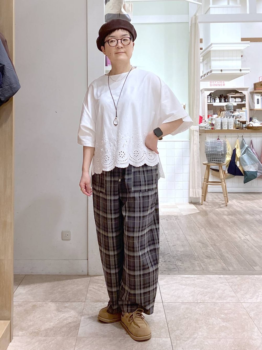 ホワイト系のTシャツ/カットソー、イエロー系のモカシン/デッキシューズ、グレー系のその他パンツを着用したレディースの秋コーディネートの5枚目の写真