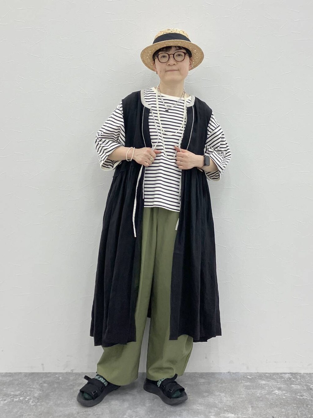 その他のTシャツ/カットソー、シルバー系のネックレス、その他のイヤーカフを着用したレディースの春コーディネートの3枚目の写真