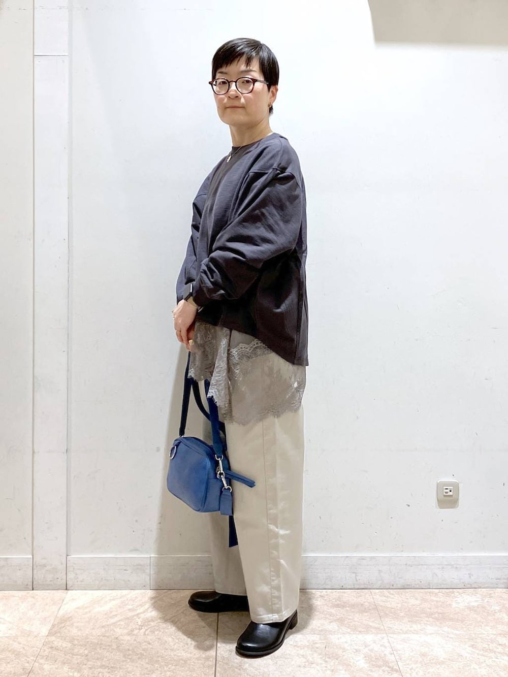 グレー系のその他パンツ、ブルー系のショルダーバッグ、グレー系のTシャツ/カットソーを着用したレディースの春コーディネートの5枚目の写真