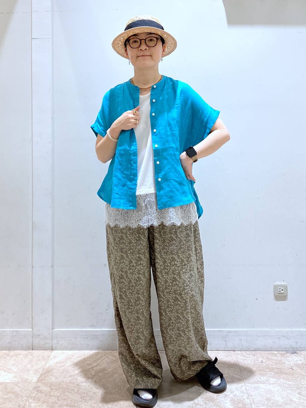 グリーン系のデニムパンツ、ホワイト系のTシャツ/カットソー、その他のネックレスを着用したレディースの夏コーディネートの3枚目の写真