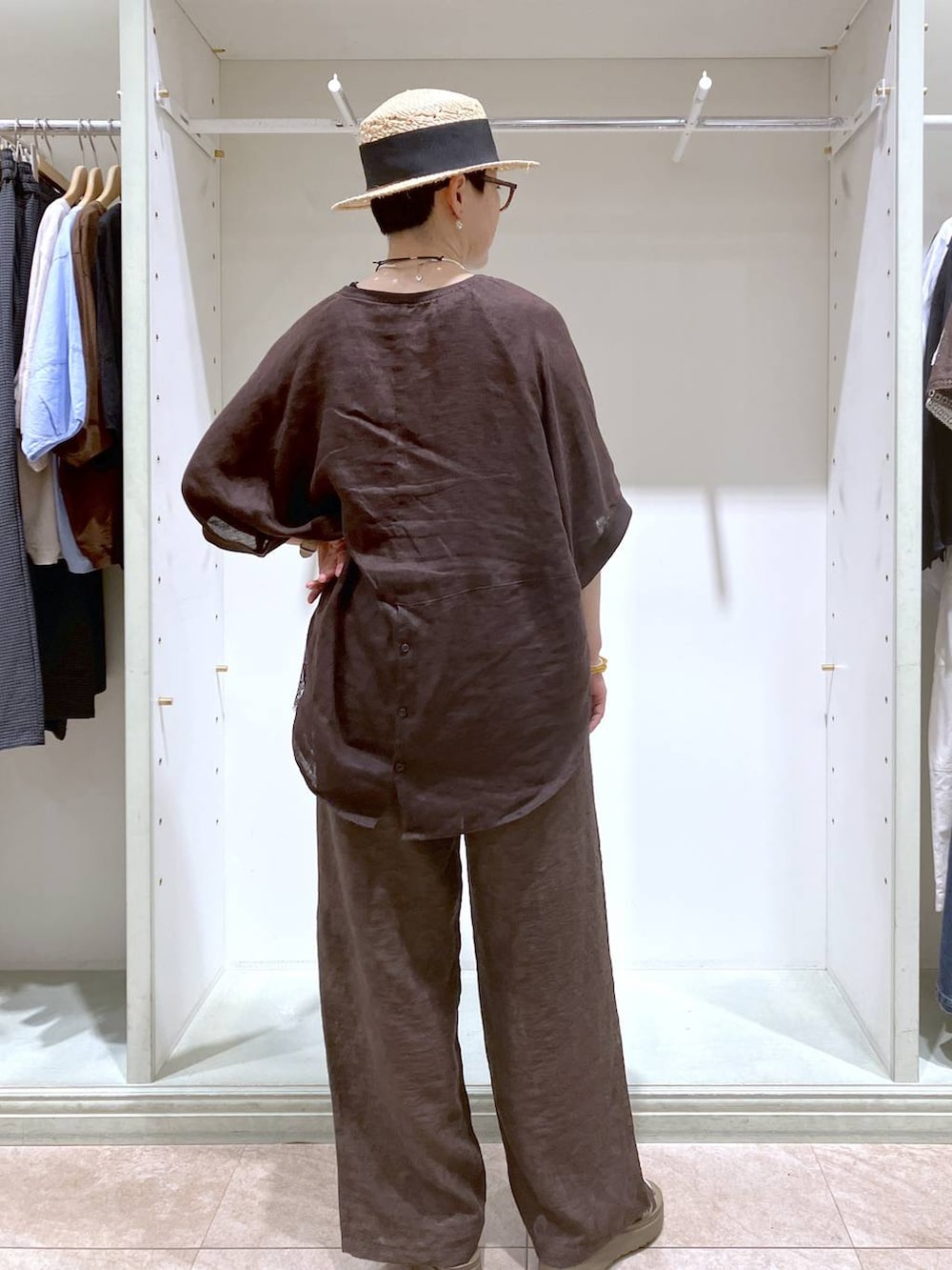 その他のサンダル、ブラウン系のシャツ/ブラウス、ブラウン系のその他パンツを着用したレディースの夏コーディネートの4枚目の写真