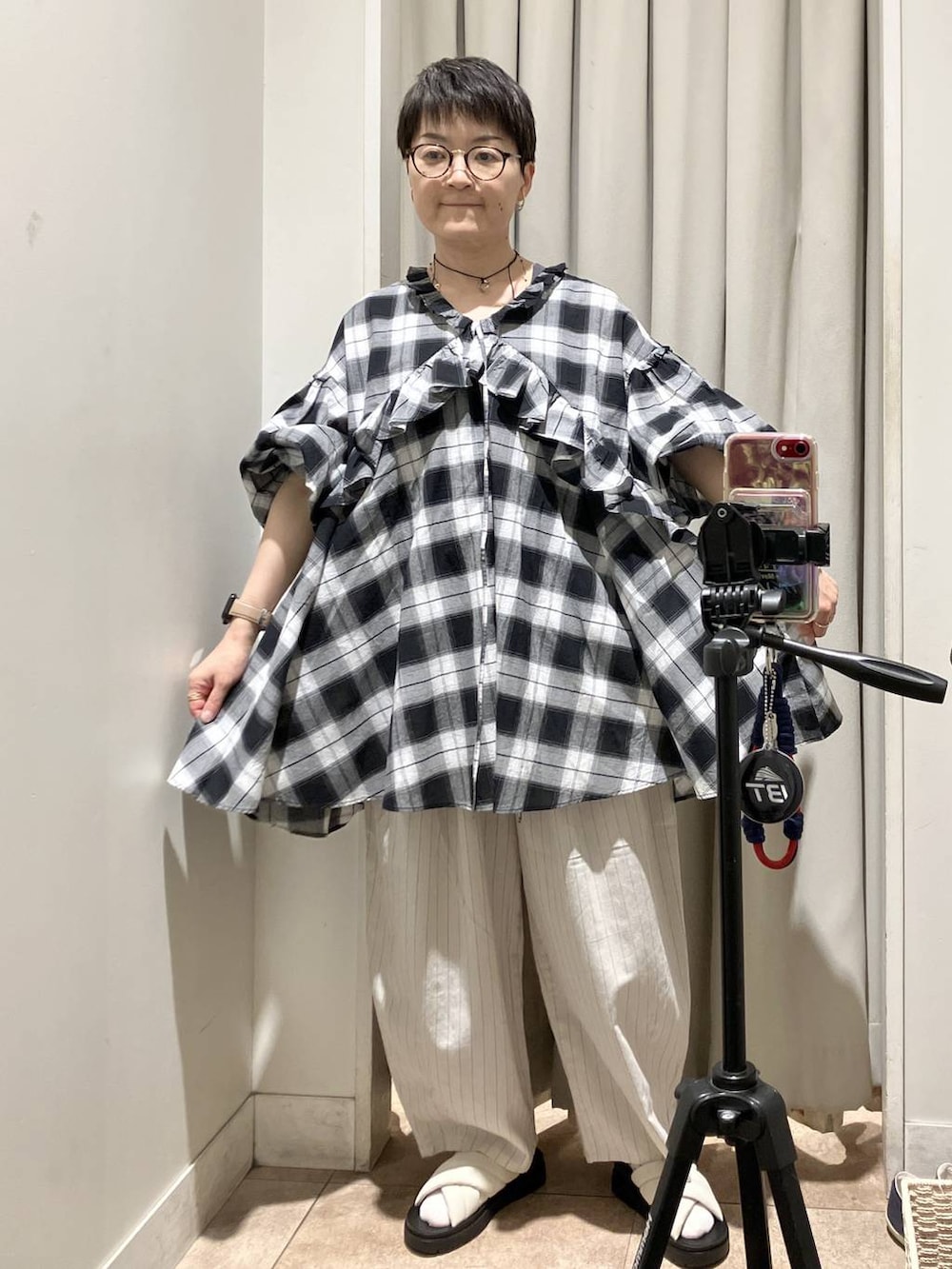ホワイト系のサンダル、その他のその他パンツ、その他のチュニックを着用したレディースの夏コーディネートの5枚目の写真