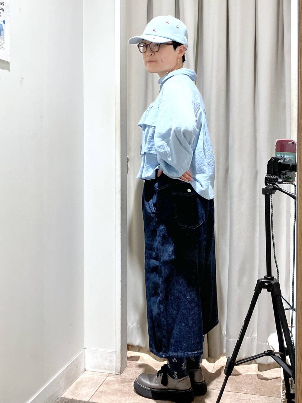 その他のその他シューズ、ブラック系のタンクトップ、ブルー系のその他パンツを着用したレディースの春コーディネートの3枚目の写真