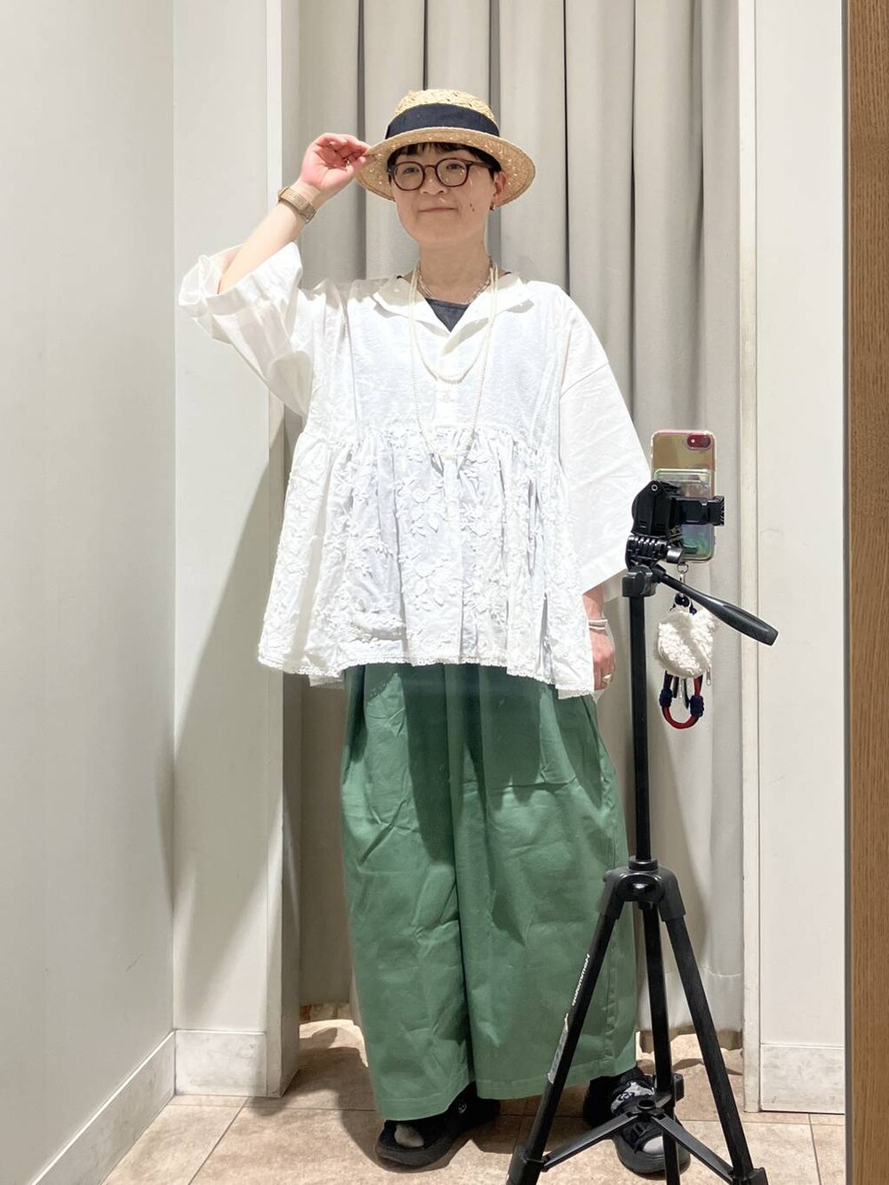 ホワイト系のシャツ/ブラウス、その他のタンクトップ、ホワイト系のネックレスを着用したレディースの春コーディネートの6枚目の写真