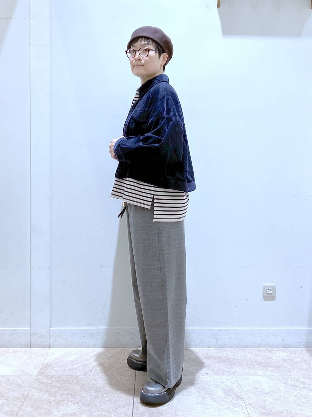 ブルー系のシャツ/ブラウス、その他のその他シューズ、その他のTシャツ/カットソーを着用したレディースの秋コーディネートの4枚目の写真