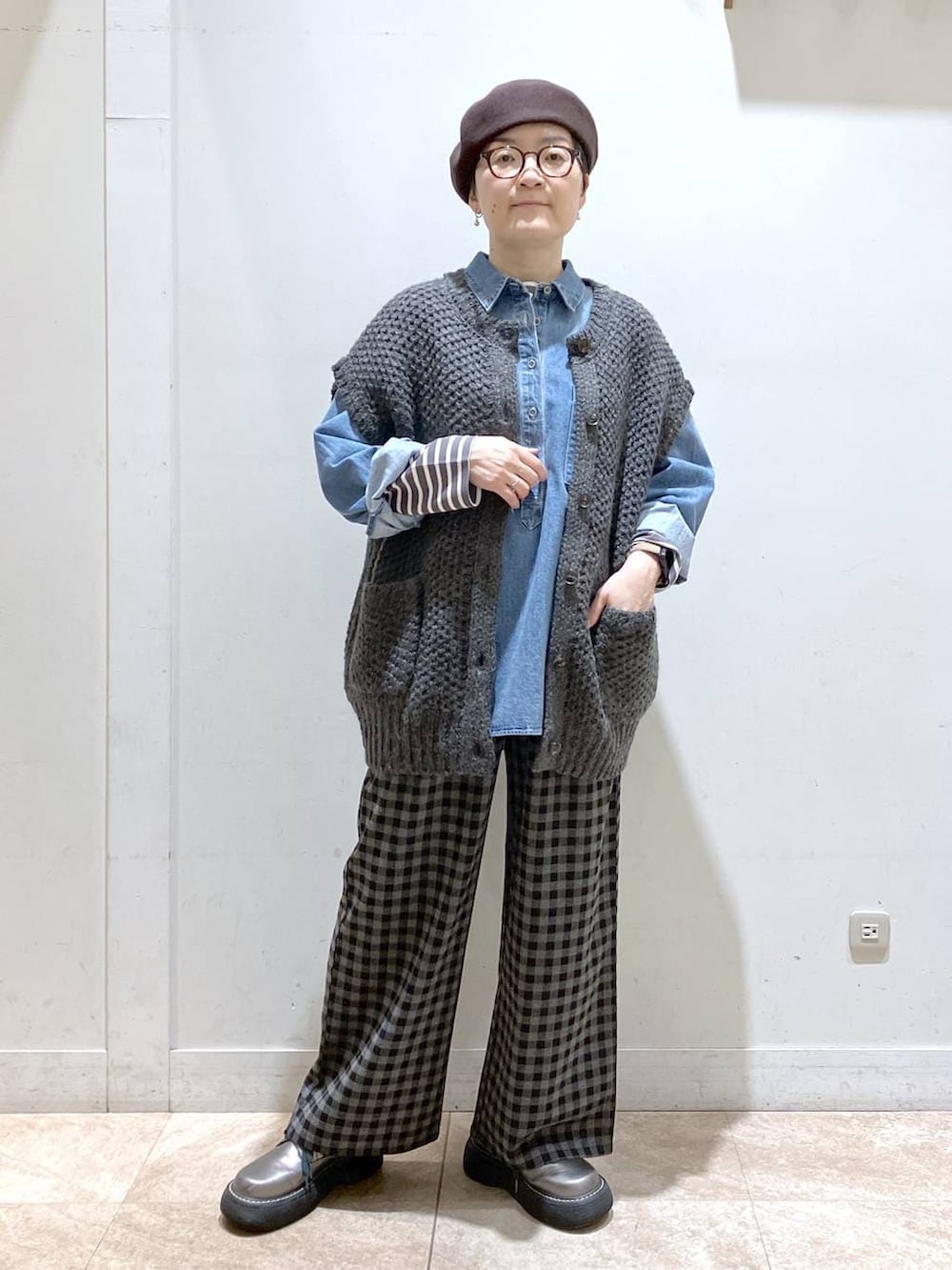 グレー系のニット/セーター、ブルー系のシャツ/ブラウス、その他のその他シューズを着用したレディースの秋コーディネートの6枚目の写真