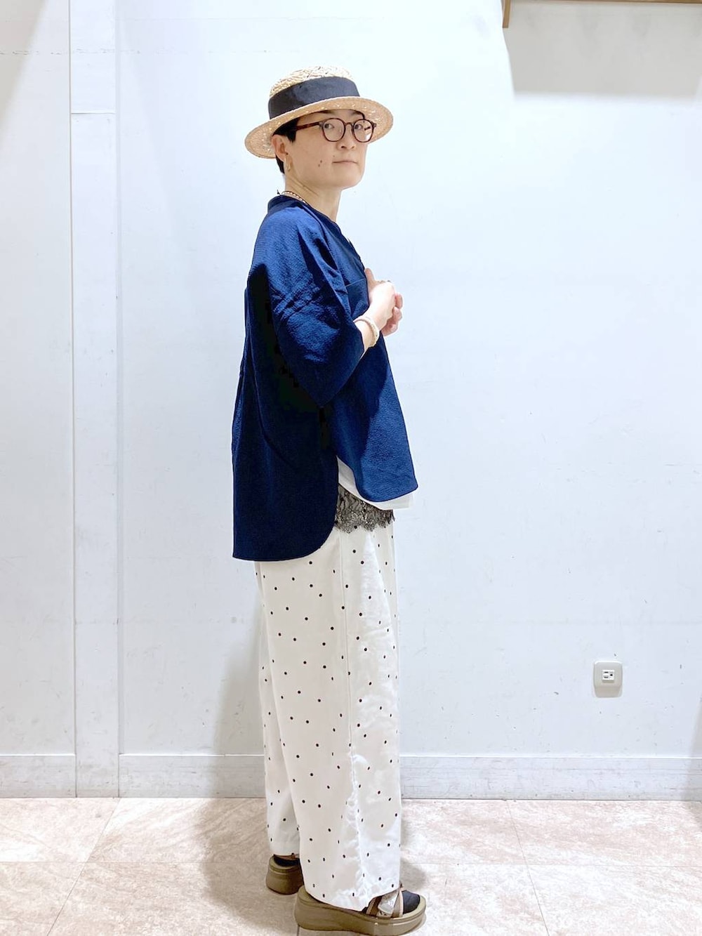 その他のサンダル、その他のその他パンツ、ブルー系のシャツ/ブラウスを着用したレディースの夏コーディネートの3枚目の写真