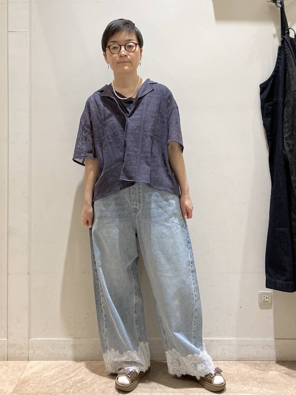 ブルー系のデニムパンツ、グレー系のシャツ/ブラウス、その他のサンダルを着用したレディースの夏コーディネートの7枚目の写真