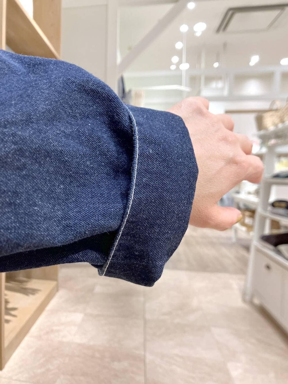 その他のその他シューズ、ブルー系のその他パンツ、ブルー系のシャツ/ブラウスを着用したレディースの春コーディネートの7枚目の写真